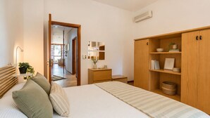 Una camera da letto con un letto, un comodino e un armadio.
