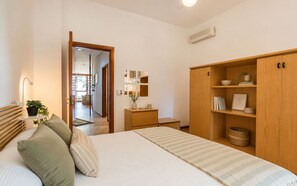 3 chambres, fer et planche à repasser, lit de bébé portatif