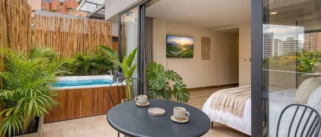 Apartment | Outdoor dining