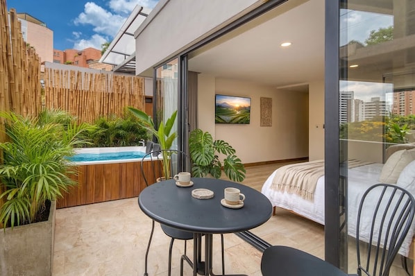 Apartment | Outdoor dining - Passiflora luxury suite (Cali)
