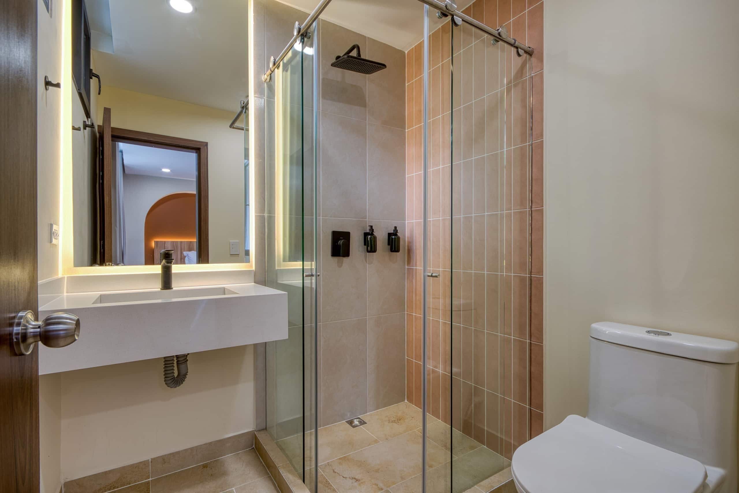 Apartamento | Baño | Ducha, secador de pelo, toallas y jabón