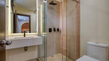 Apartamento | Baño | Ducha, secador de pelo, toallas y jabón