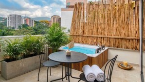 Outdoor dining - Passiflora luxury suite (Cali)