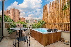 Apartment | Outdoor dining - Passiflora luxury suite (Cali)