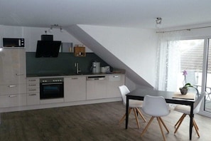 Kühlschrank, Mikrowelle, Herdplatte, Geschirrspüler