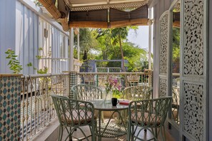 Outdoor dining - The August  by Shambhala Hospitality (Udaipur)