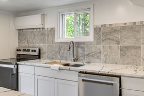 Fridge, microwave, stovetop, dishwasher - Gateway to DC! Quiet Clinton Apt w/ Workspace (Clinton)