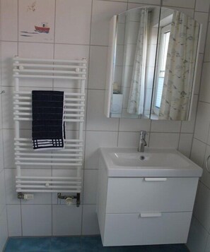 Bathroom - Holiday home with 2 bedrooms (Dorum-Neufeld)