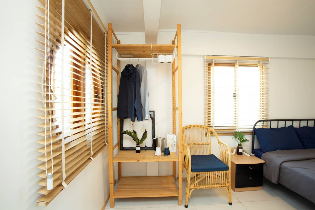 Room 100 (1st fl.) Tower A | ノートパソコン用作業スペース、WiFi (無料)、客室ごとに異なる装飾、ベッドシーツ