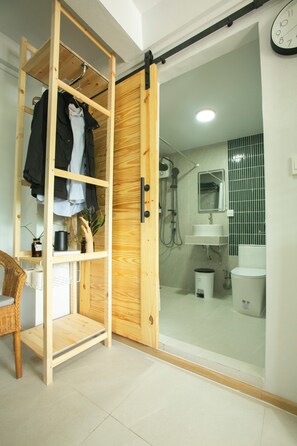 Shower, hair dryer, towels, soap - Uncle NID Hostel (Bangkok)