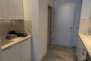 Een koelkast, een microgolfoven, een kookplaat, een vaatwasser