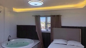 A room with a bed, a window with curtains, a radiator, and a ceiling light fixture. - Apt Aconchegante+Private Jacuzzi+Wi-Fi+AC in Santo Domingo RD (Santo Domingo)