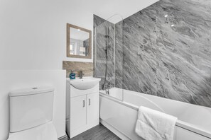 Shower, hair dryer, towels, soap - Modern 3 Bedroom House near Royal Stoke Hospital with Parking & Fast WiFi (Stoke-on-Trent)