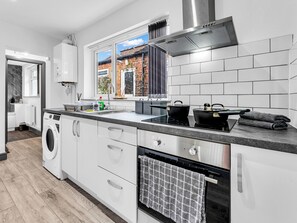 Private kitchen - Modern 3 Bedroom House near Royal Stoke Hospital with Parking & Fast WiFi (Stoke-on-Trent)