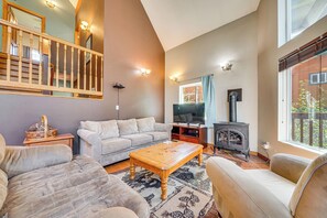 TV, fireplace, foosball, books - < 1 Mi to The Summit! A-Frame Getaway w/ Mtn Views (Snoqualmie Pass)