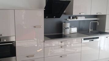 Kühlschrank, Mikrowelle, Ofen, Herdplatte