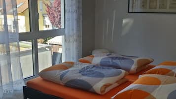 2 slaapkamers, een strijkplank/strijkijzer, reisbedje, gratis wifi