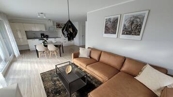 Smart-TV, DVD-Player, Bücher, Stereoanlage