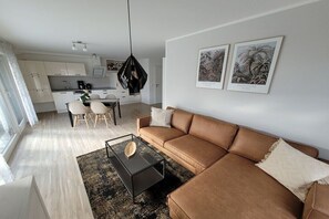 Smart-TV, DVD-Player, Bücher, Stereoanlage