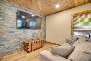 TV - Steps to Water! Boater’s Basecamp in Twin Lakes (Twin Lakes)