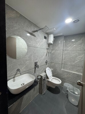 Quarto casal luxo, vista para a cidade | Banheiro | Produtos de toalete grátis, chinelos, toalhas de banho, sabonete