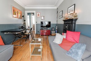 TV - Cozy & Modern 2BR Retreat – Queen Beds – Family Stay for 6 – The  CARR-V-B-P (Paris)