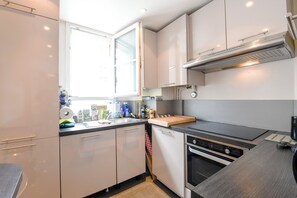 Fridge, microwave, oven, stovetop - Cozy & Modern 2BR Retreat – Queen Beds – Family Stay for 6 – The  CARR-V-B-P (Paris)