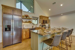 Fridge, microwave, stovetop, dishwasher - 'CopperTop Cabin' Waterfront White River Retreat (Norfork)