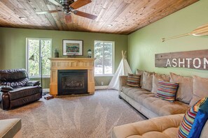 TV, fireplace, books, stereo - Gateway to Yellowstone Country: Home w/ Fire Pit (Ashton)