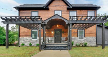 Great for Groups! Greensboro Getaway, 1 Mi to Dtwn