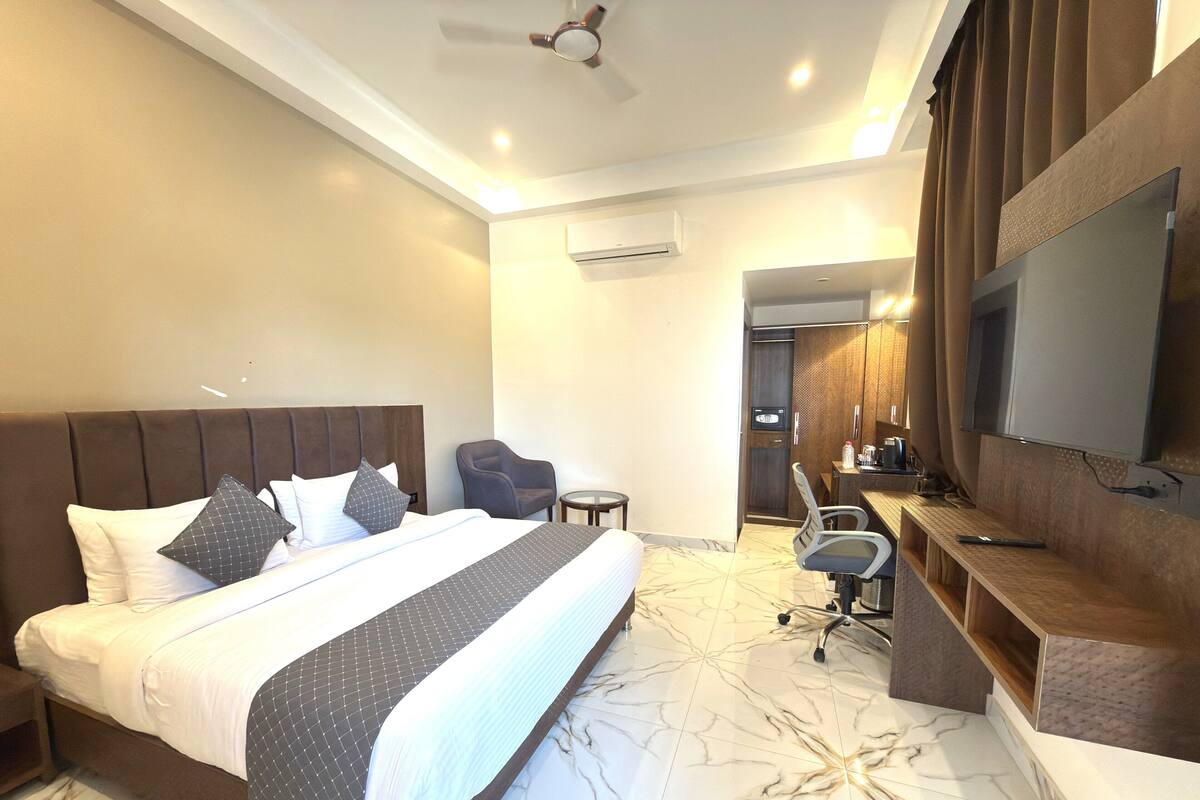 Deluxe Room, 1 King Bed | Laptop workspace, free WiFi