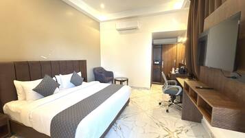 Deluxe Room, 1 King Bed | Premium bedding, minibar, laptop workspace, free WiFi