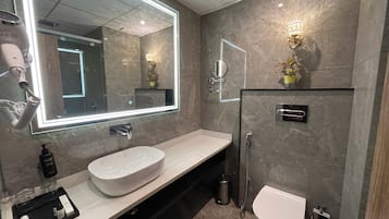 Basic Double Room | Bathroom | Free toiletries, slippers, towels, shampoo
