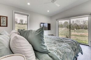 Iron/ironing board, Internet, bed sheets - Mtn & Creek Views! Harrisonburg Escape on 10 Acres (Harrisonburg)