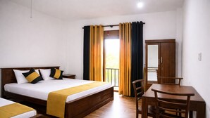 Une chambre d’hôtel avec un lit, un bureau et une chaise.