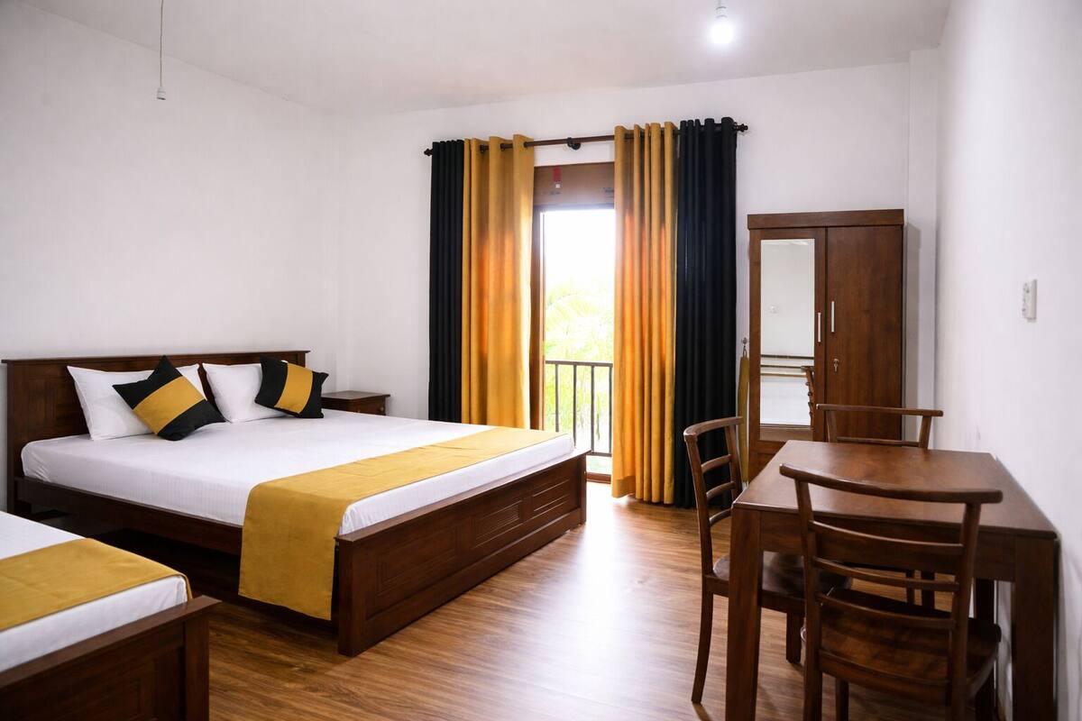Una habitación de hotel con una cama, un escritorio y una silla.