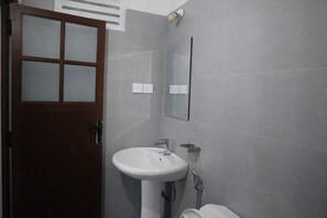 Dusche, kostenlose Toilettenartikel, Handtücher, Seife