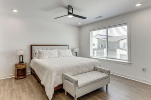 Tabla de planchar con plancha, cuna de viaje, internet y ropa de cama 
