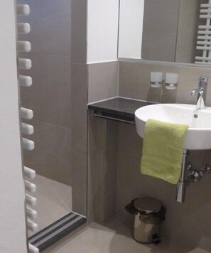Shower, hair dryer - Holiday apartment with 1 bedroom (Borkum)