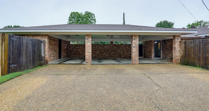 3 Mi to Dtwn Alexandria: Family Home w/ Hot Tub!