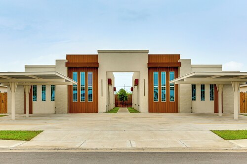 Modern Getaway w/ Private Patio & Grill in McAllen