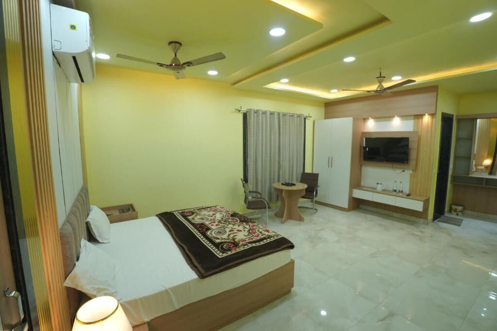 Standard Double Room, Balcony, Garden View | Laptop workspace, iron/ironing board