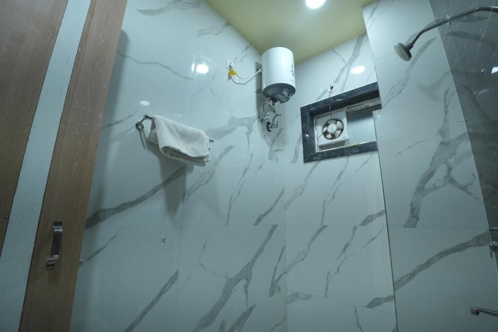 Standaard tweepersoonskamer, balkon, uitzicht op tuin | Badkamer | Een douche, gratis toiletartikelen, pantoffels, handdoeken