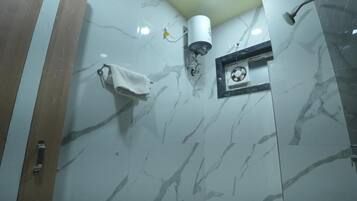 Standaard tweepersoonskamer, balkon, uitzicht op tuin | Badkamer | Een douche, gratis toiletartikelen, pantoffels, handdoeken