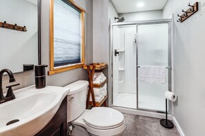 Bathroom - Private Yard w/ Games! Family Getaway in Forks (Forks)
