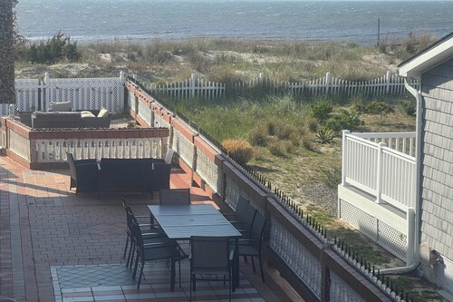 Stroll to Shore: Villas Escape w/ Private Patio!