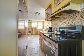 Refrigerador, parrilla de estufa y cafetera y tetera 