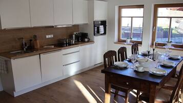 Fridge, oven, stovetop, dishwasher