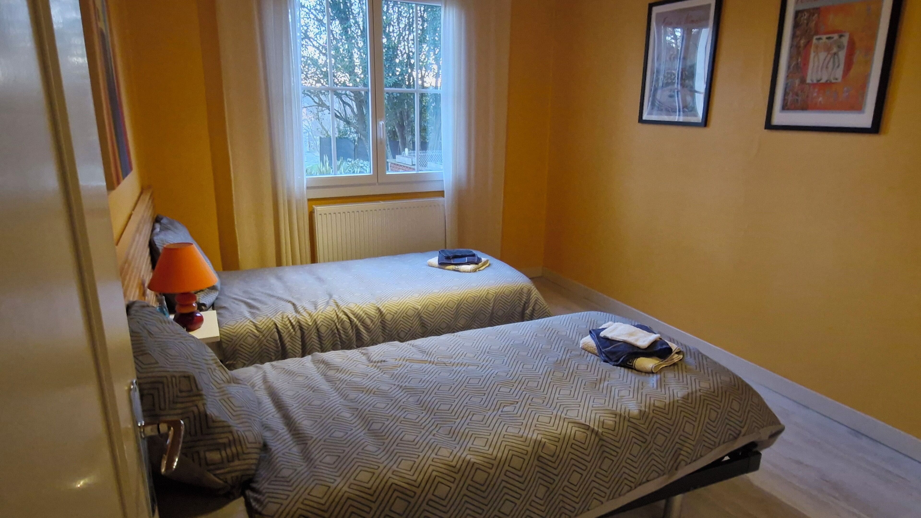 Cuna de viaje, wifi gratis, ropa de cama