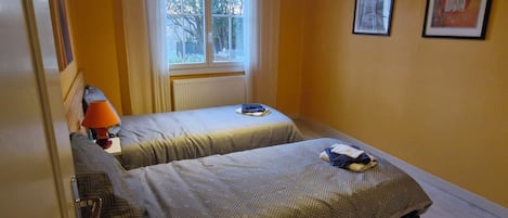 Travel crib, free WiFi, bed sheets